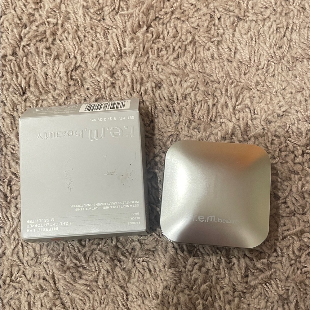 r.e.m. beauty Highlighter Topper